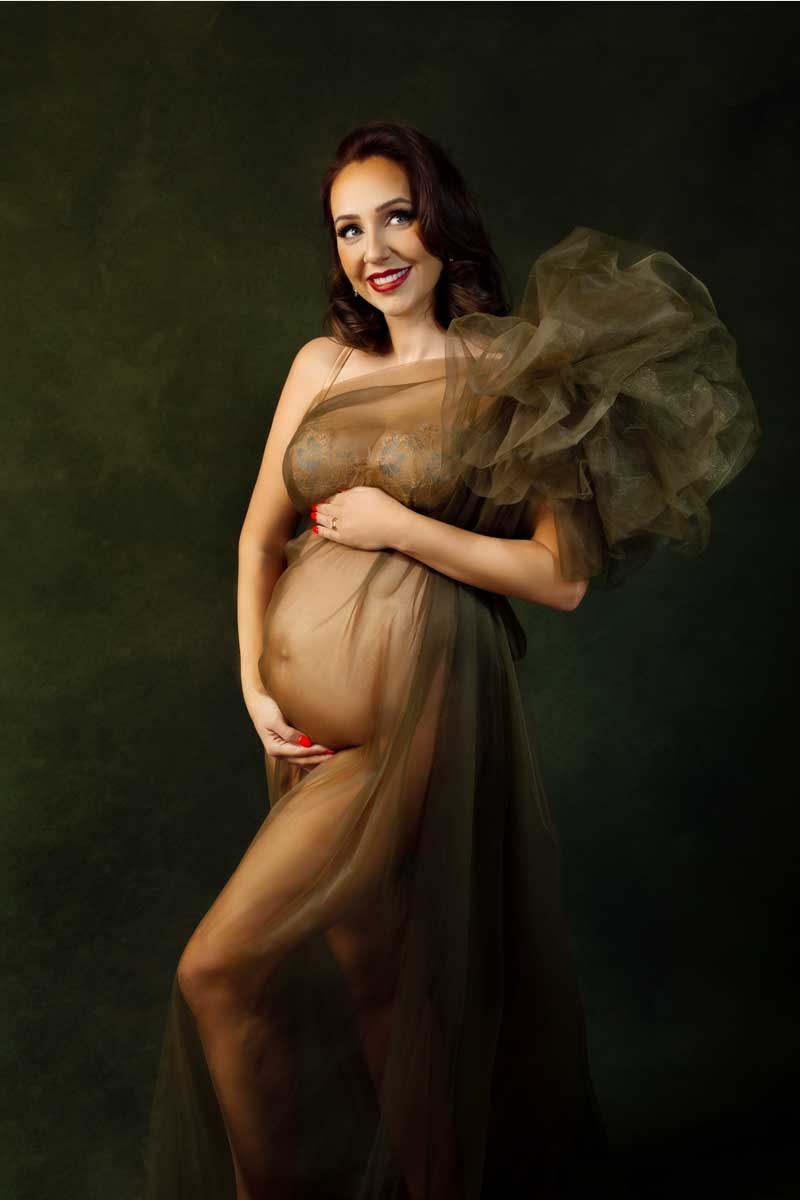 Schwangerschaftsfotografie-Muenchen-Strahlende-Mutter-to-be-in-gruenem-Voal-Kleid