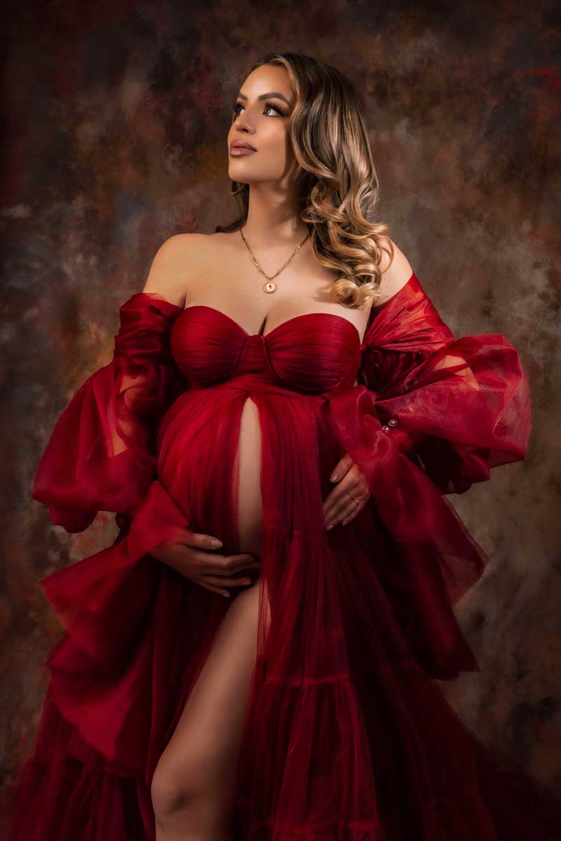 Schwangerschaftsfotos-Muenchen-Bezaubernde-werdende-Mutter-in-rotem-Voal-Kleid