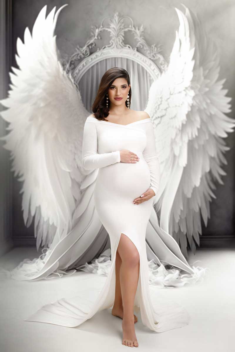 Schwangerschaftsfotos-in-Muenchen-Engelschaftliche-Schwangere-in-weissem-Kleid-mit-Engelsfluegeln