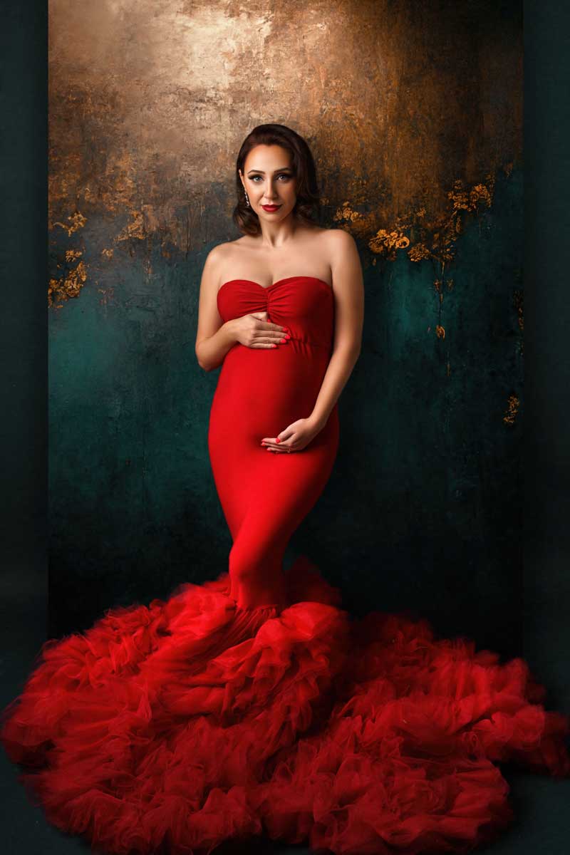 schwangerschaftsshooting-muenchen-Schwangere-in-eleganter-Robe-im-Fine-Art-Stil
