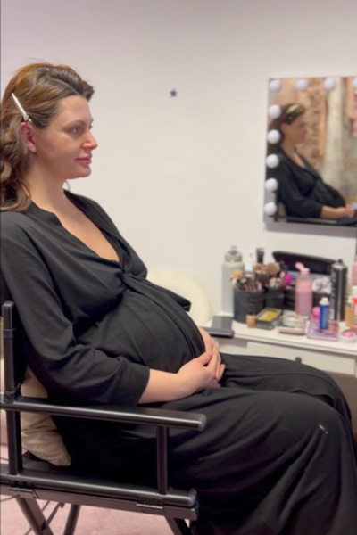 elegante-schwangerschaftsfotografie-munchen-mit-styling